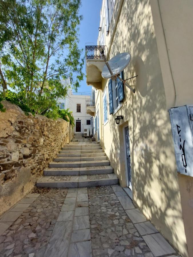 Artemis Ermoupoli Centre Appartement Pour Petit Budget Backpackers Buitenkant foto